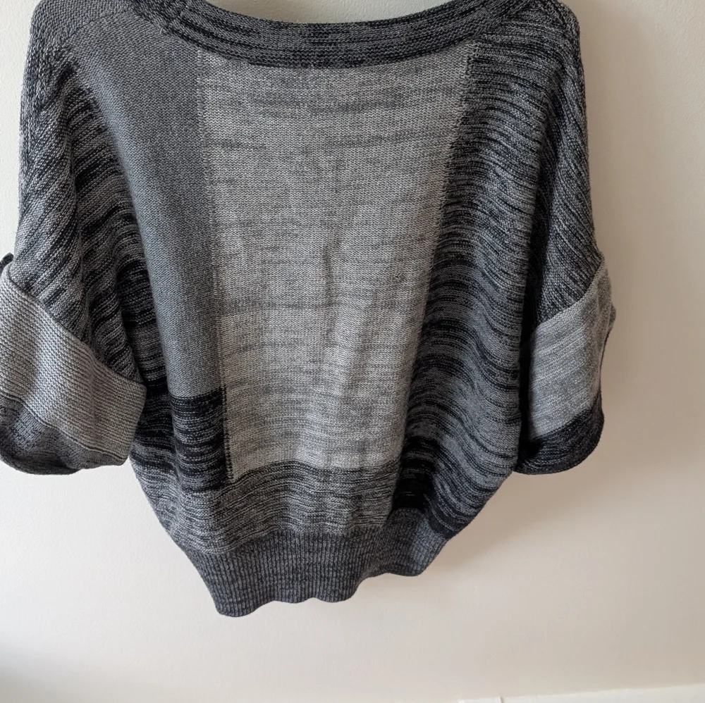 Kenneth Cole New York Short Sleeve Black And Grey Neutral Sweater. Size Medium - Picture 13 of 13